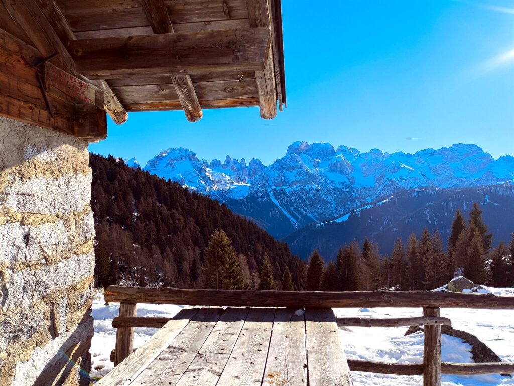 da Malga Valchestria, da daaaaaan! quasi tutta la catena delle Dolomiti di Brenta
