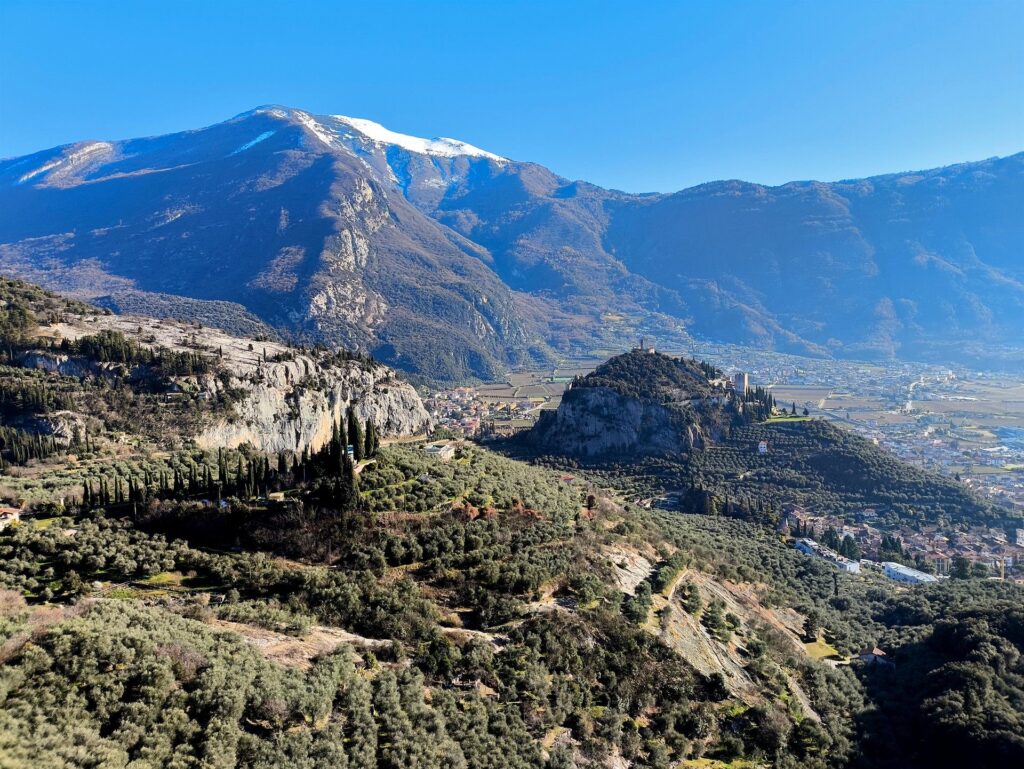 non c'è che dire: la vista è davvero super! La Rocca di Arco e dietro un po' a sinistra il Pezol non c'è che dire: la vista è davvero super! La Rocca di Arco e dietro un po' a sinistra il Pezol