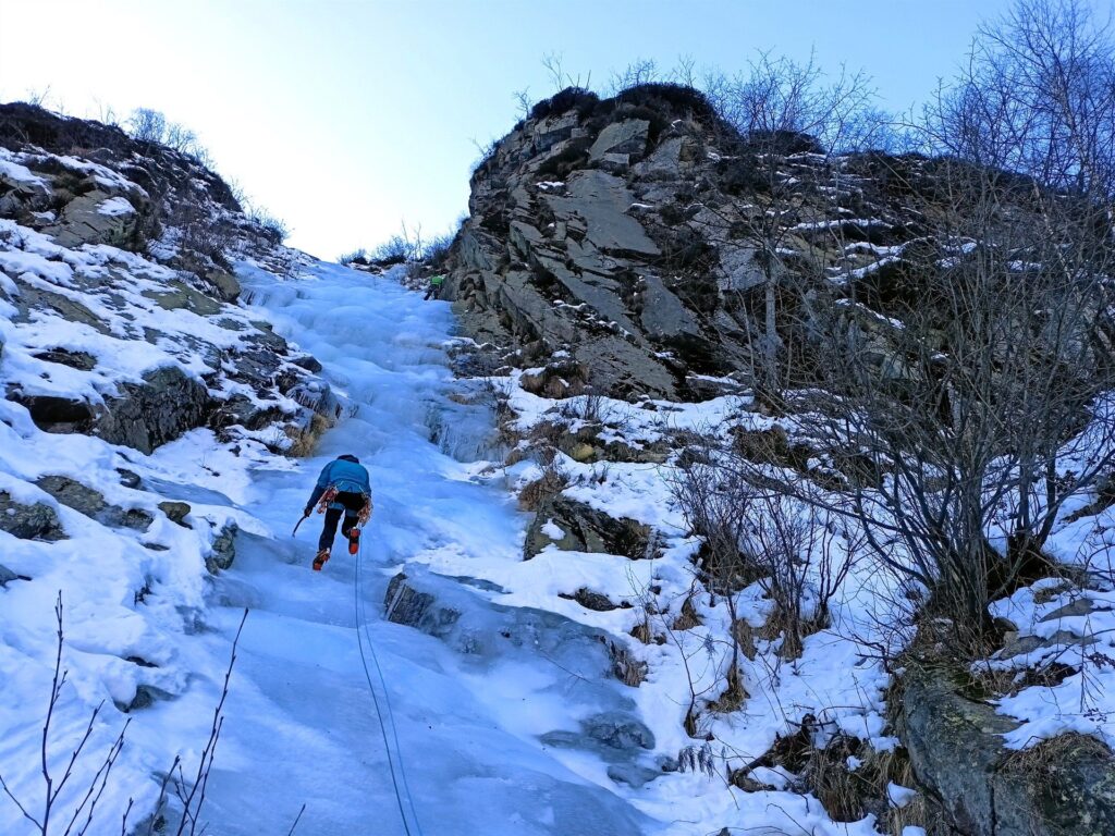Dani sul primo tiro, nella parte più appoggiata a cui segue un primo muretto più verticale Dani sul primo tiro, nella parte più appoggiata a cui segue un primo muretto più verticale