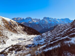 poi si sale e le Dolomiti di Brenta si vedono davvero tutte: si possono individuare tutte le cime, compresa la Falkner che non c'è più