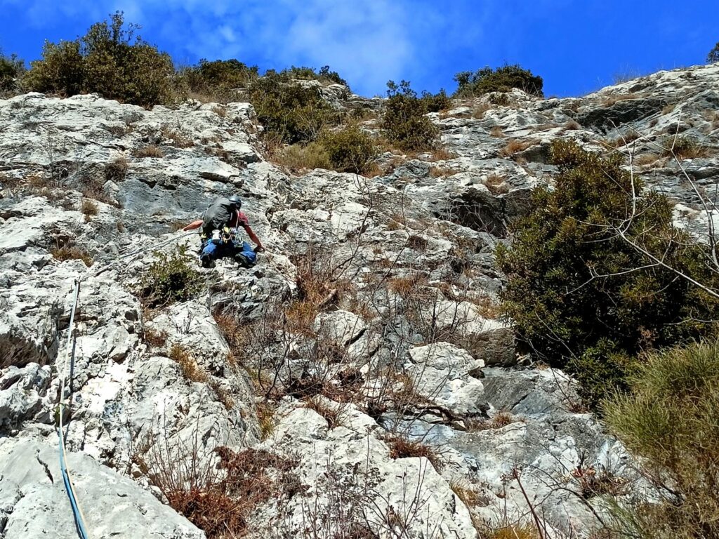 Il primo tiro è lungo e sale in diagonale destra fino a un piccolo terrazzino Il primo tiro è lungo e sale in diagonale destra fino a un piccolo terrazzino