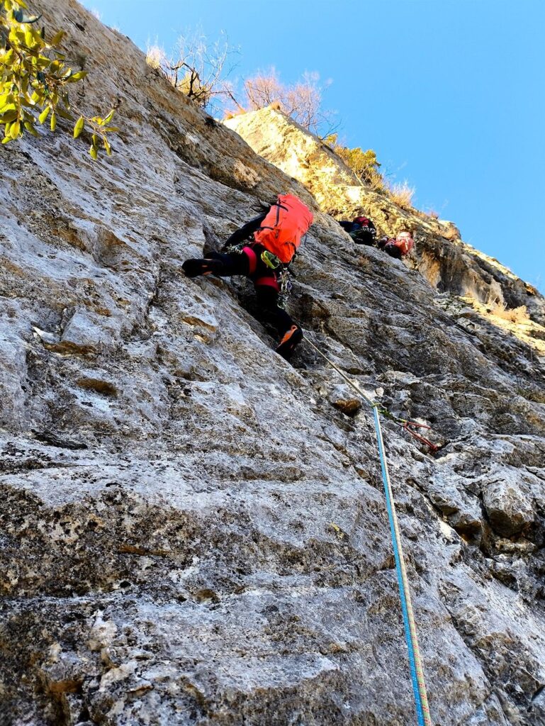 quarto tiro: si risale la grossa fessura che solca la parete in diagonale quarto tiro: si risale la grossa fessura che solca la parete in diagonale