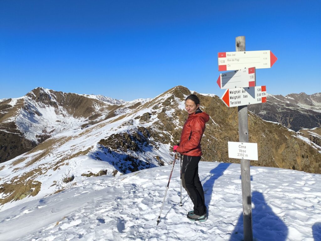 Eccoci a Cima Vese: quella che si vede dietro &egrave; la Cima Lac