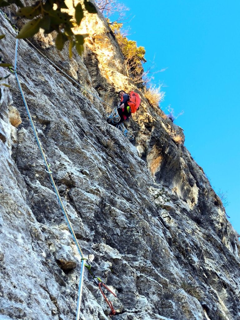 pochi metri in traverso delicato e si è in sosta... scomoda! pochi metri in traverso delicato e si è in sosta... scomoda!