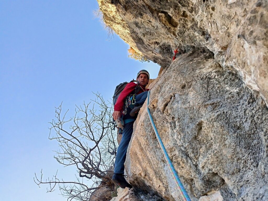 Gabri sul quinto e ultimo tiro: ci si sposta leggermente a sinistra per poi entrare nel diedro Gabri sul quinto e ultimo tiro: ci si sposta leggermente a sinistra per poi entrare nel diedro