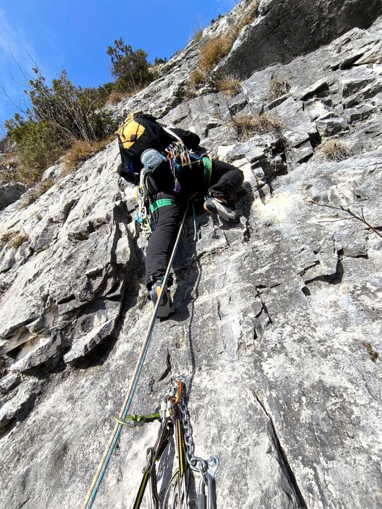 Andre attacca l'impegnativo secondo tiro. Qui sulla prima rimontina Andre attacca l'impegnativo secondo tiro. Qui sulla prima rimontina