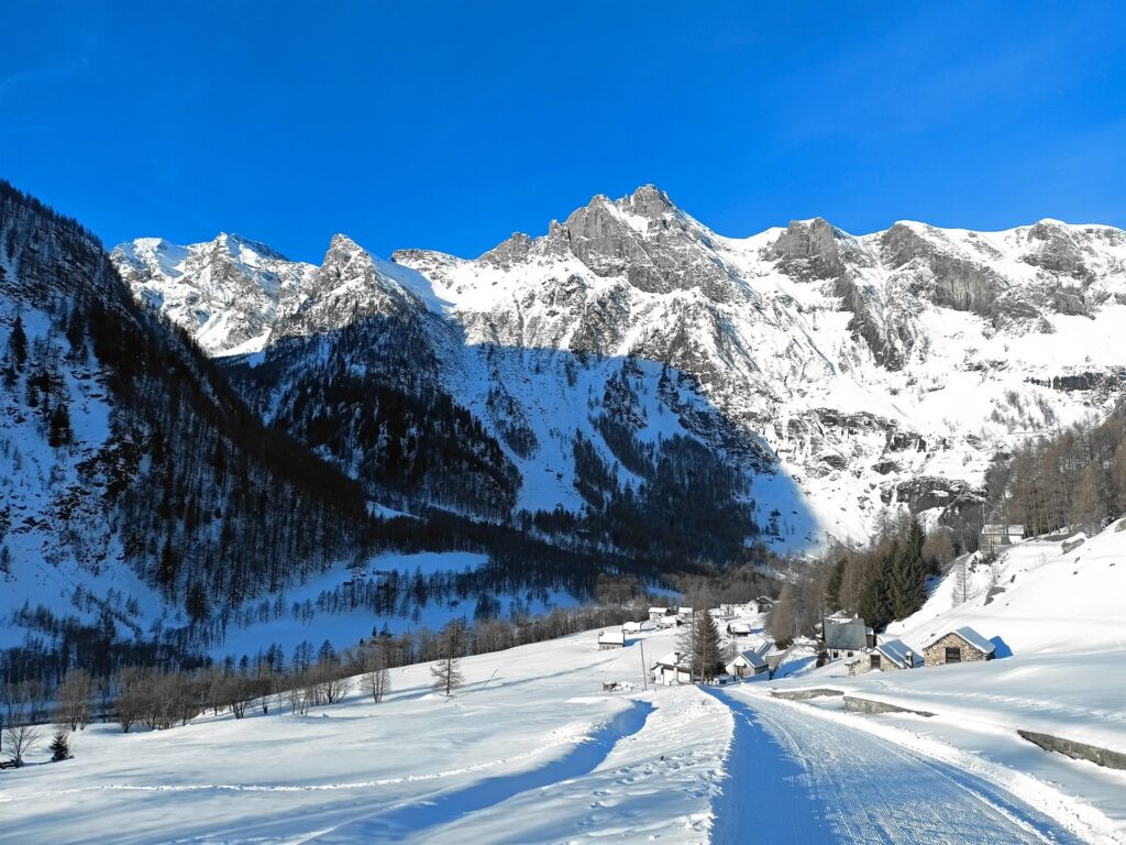 lasciamo il parcheggio e ci incamminiamo verso Ponte Campo: il paesaggio &egrave; gi&agrave; meraviglioso