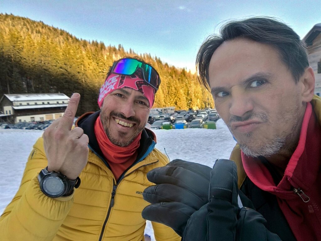 Si noti dietro le brutte facce il parcheggio strapieno!