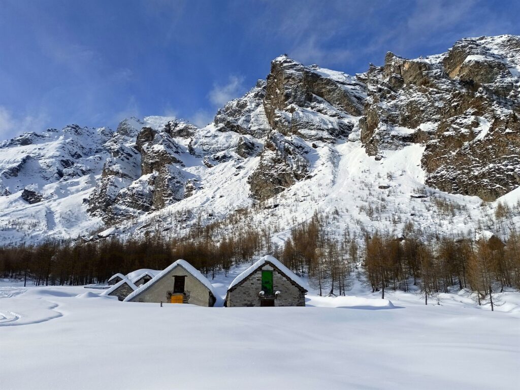 baite gemelle a Stalletto, con dietro quello che potrebbe essere il Pizzo Forato