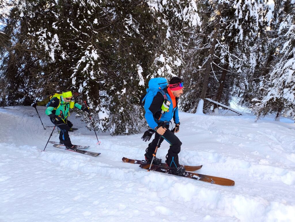 siamo un gruppo molto misto: chi con gli sci, chi con la split, chi con le ciaspole
