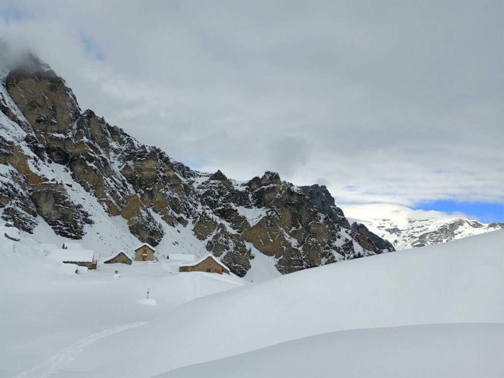 oltrepassiamo Le Balmette, altro minuscolo nucleo di baite