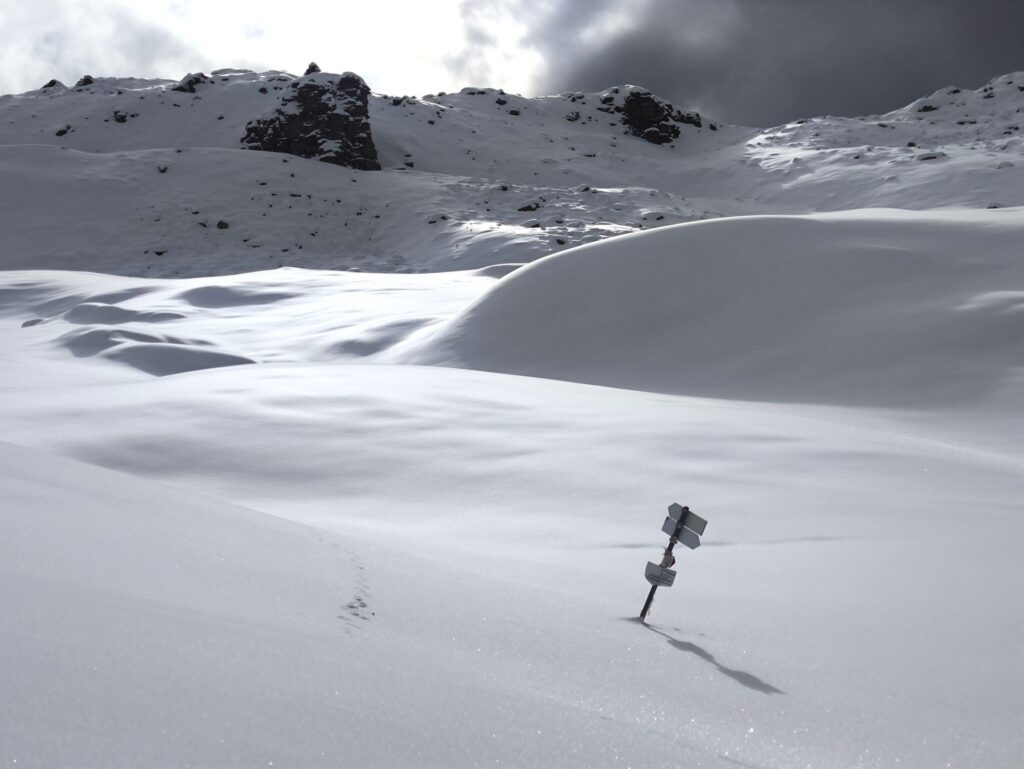 il sentiero estivo per il Passo delle Possette resta pi&ugrave; in basso: ci sar&agrave; un metro di neve a questa quota