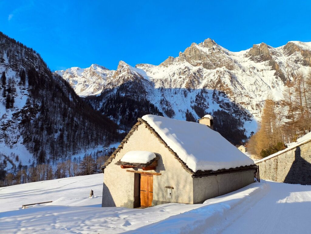 la meraviglia della neve sulle piccole baite che costeggiano la strada