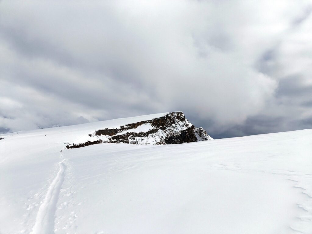 sulla parte pi&ugrave; alta dell'altopiano, minuscolo, il Bivacco del Teggiolo