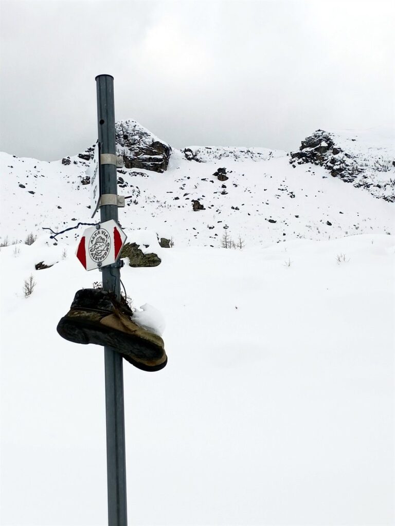 segnavia originali lungo l'alta via della Val Divedro