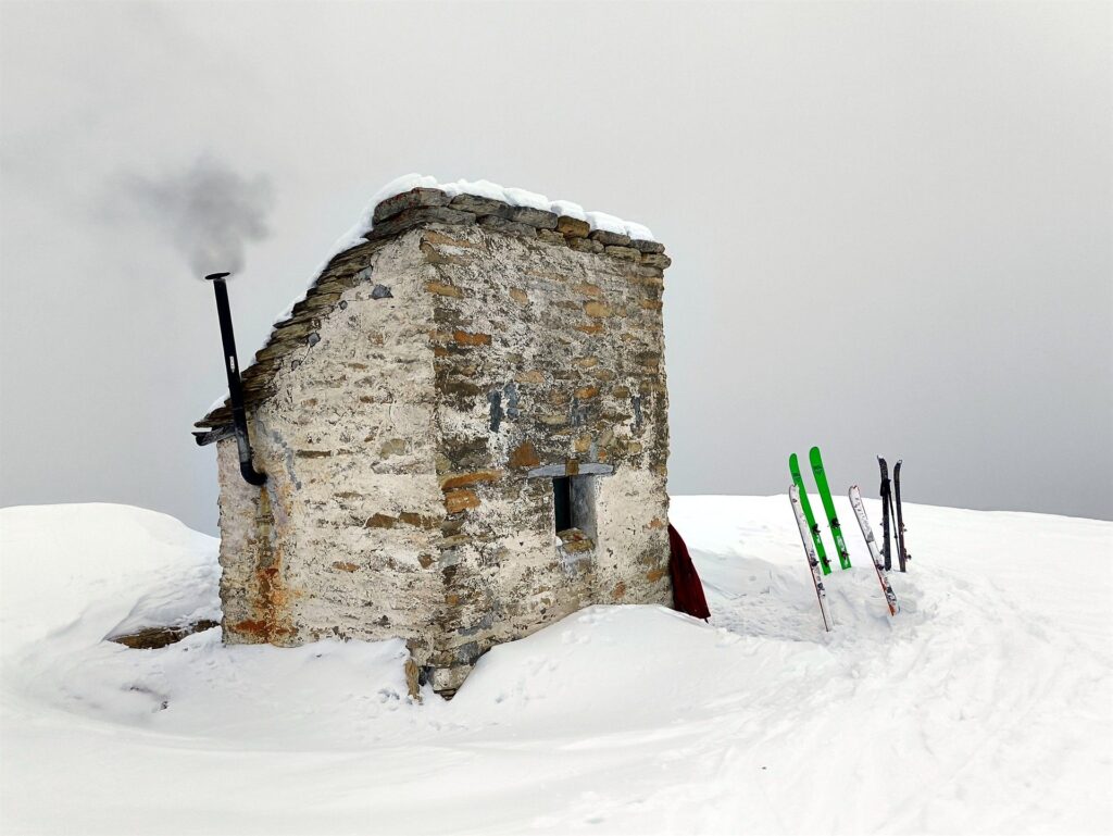 il piccolo bivacco dotato di stufa a legna sulla sommit&agrave; del Teggiolo