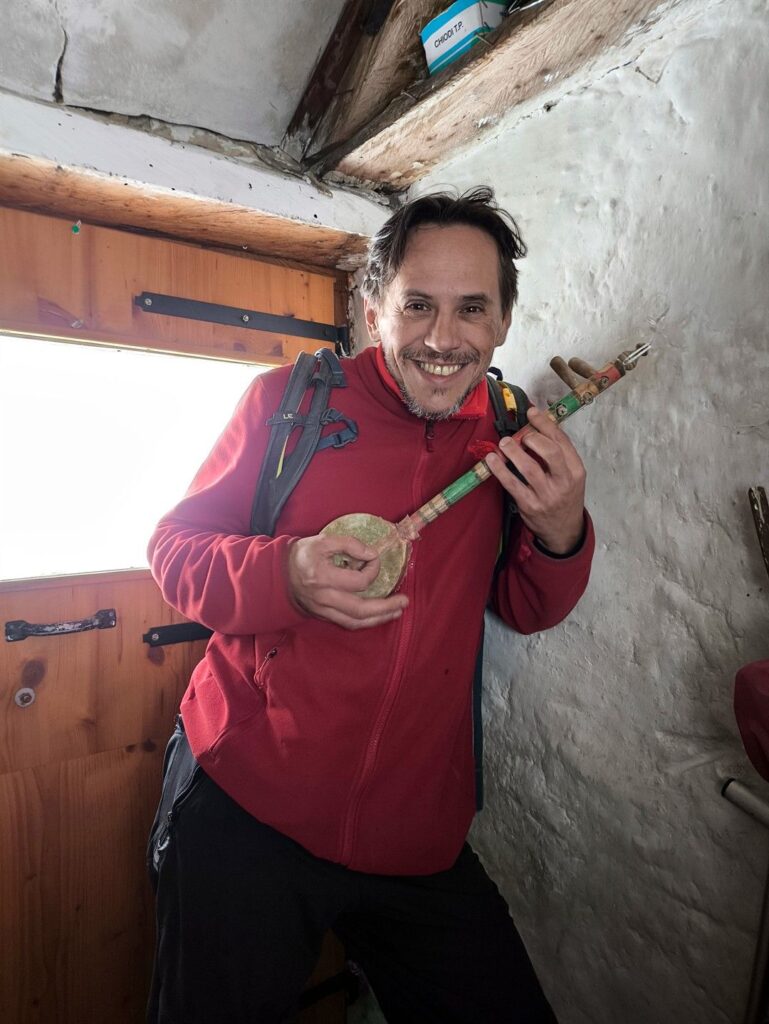 dentro il bivacco, mini banjo