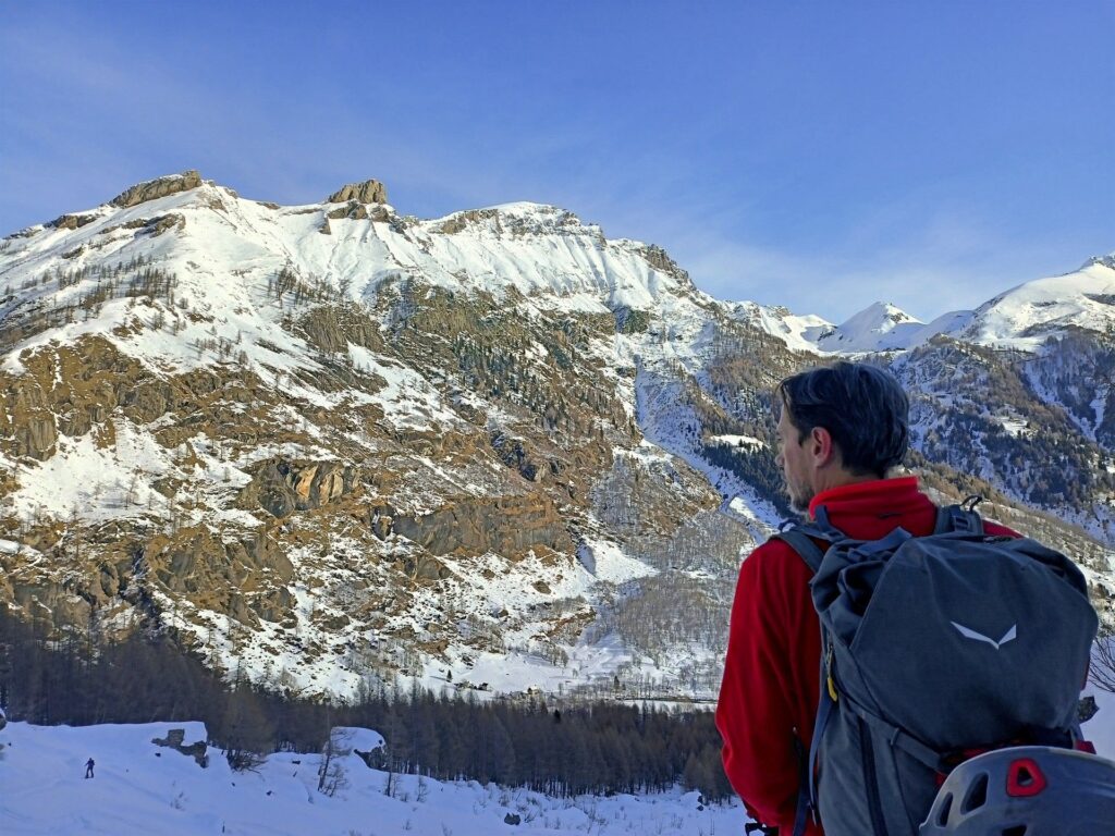 abbiamo appena risalito la prima parte ripida e guadagnato la strada che porta alle baite superiori