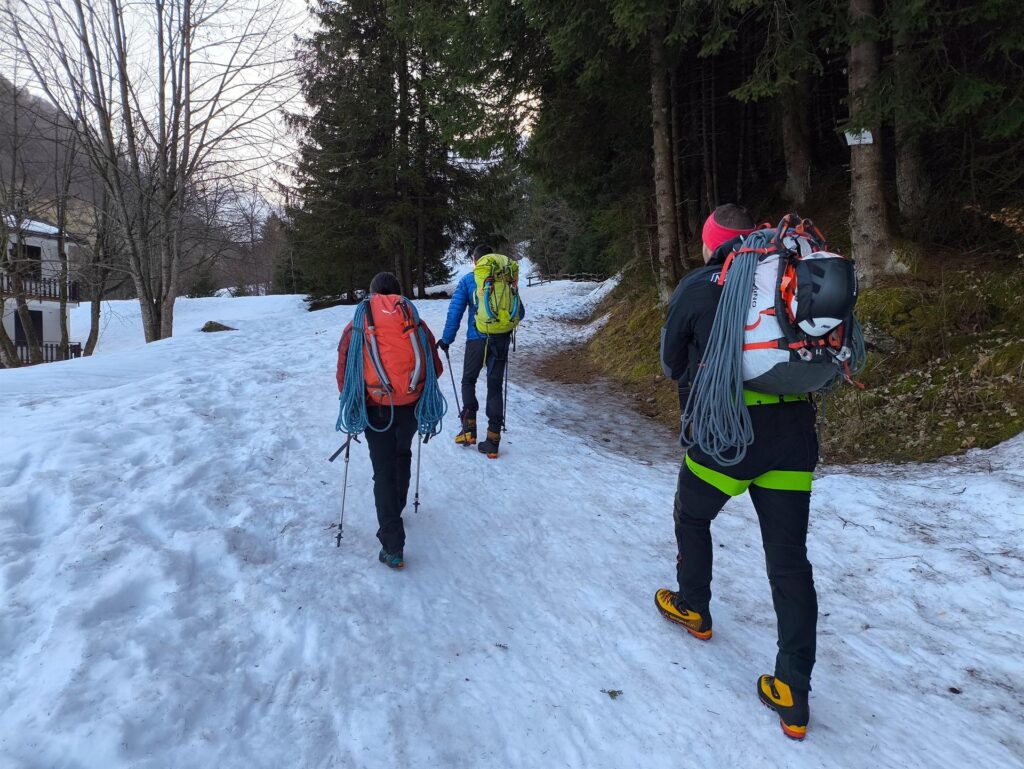 Dal parcheggio, ci incamminiamo lungo la strada che conduce verso le Baite di Lizzola
