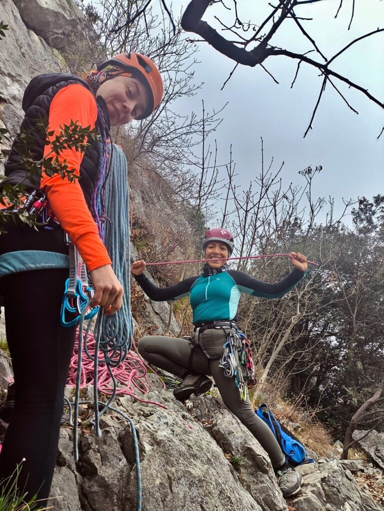 Elizabeth e Andrea all'attacco del Cappuccio del Fungo, mentre noi stiamo per partire sulla limitrofa Davide Pinamonti