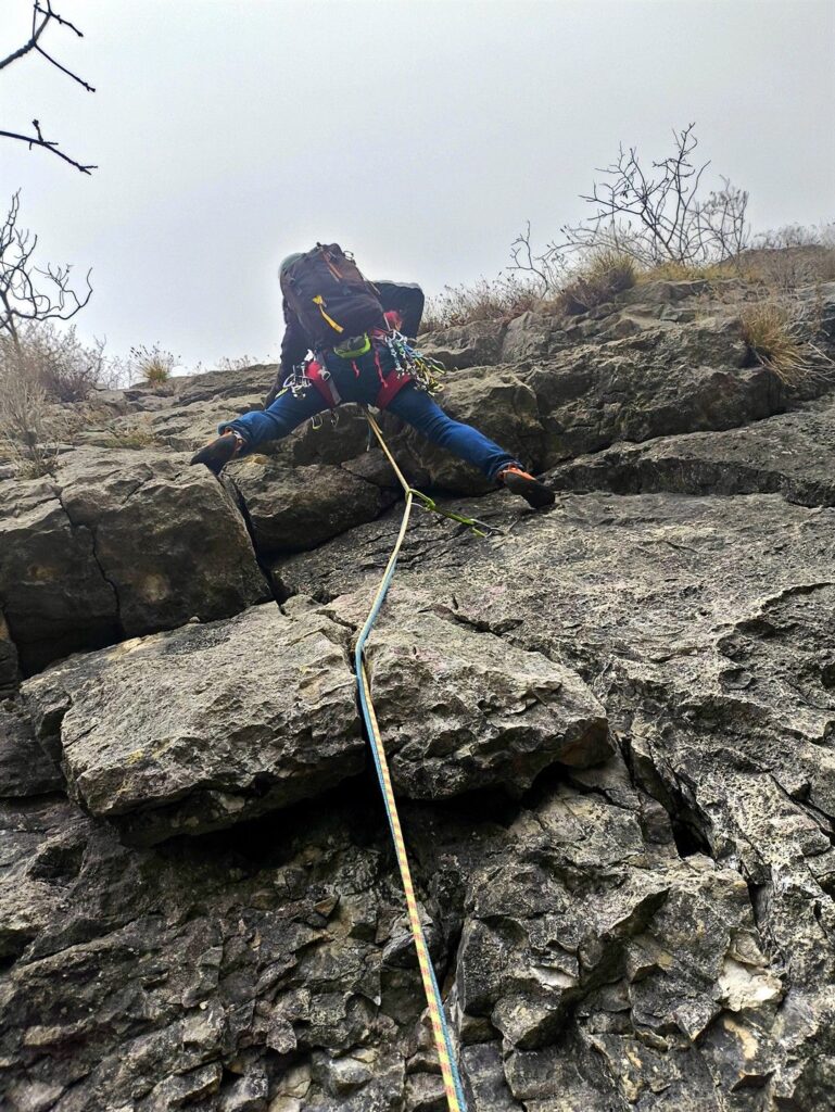 Sul primo tiro della via, dove la primissima parte &egrave; quella pi&ugrave; delicata
