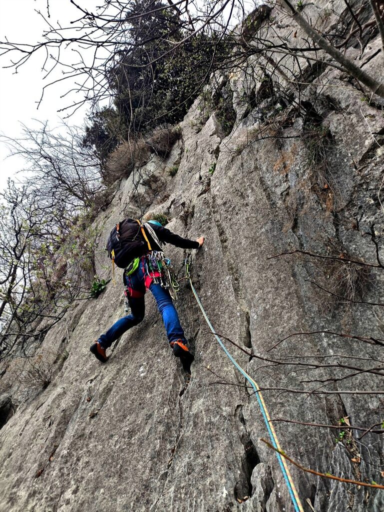 bella roccia ricchissima di buchi, nel complesso molto ruvida e lavorata