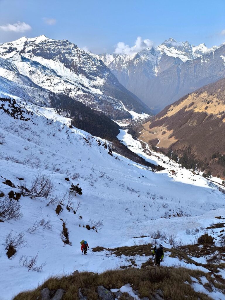 Dani e Paolo attraversano verso l'ingresso della seconda parte del canale