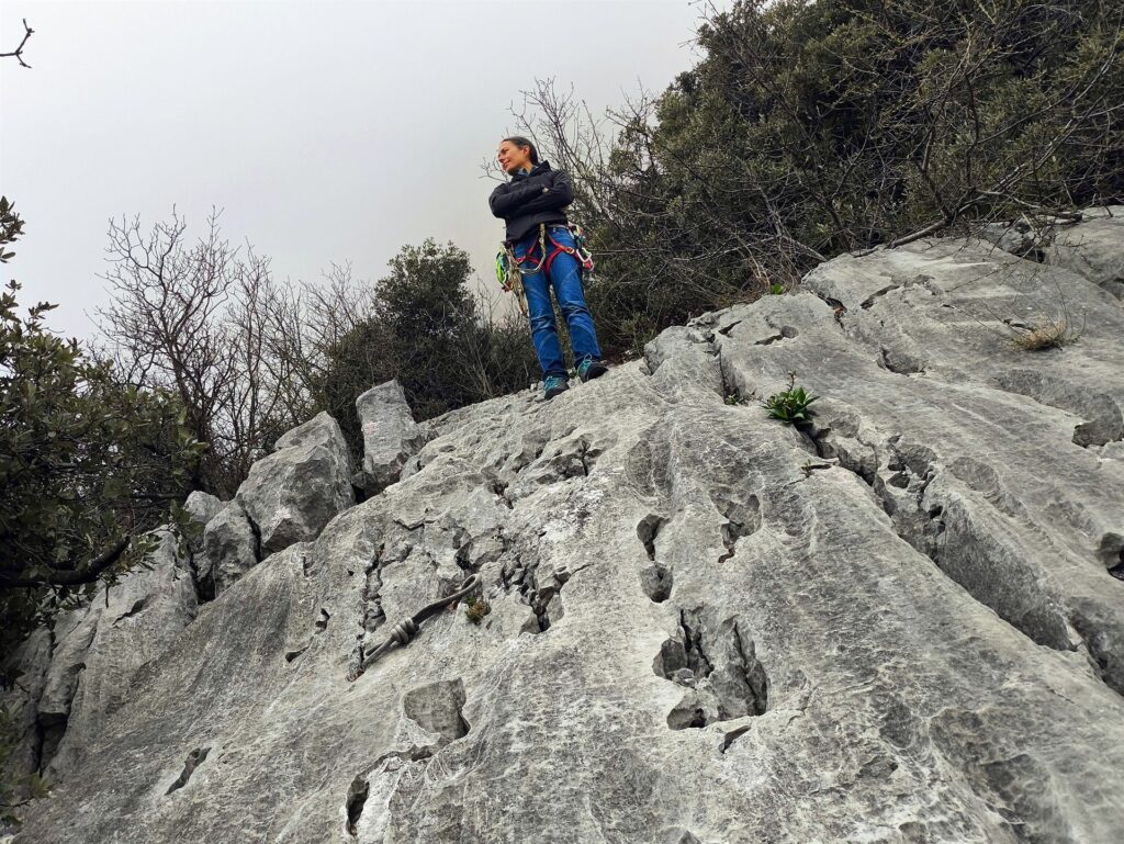 Erica aspetta l'arrivo delle ragazze al termine della via in modalit&agrave; sentinella :)