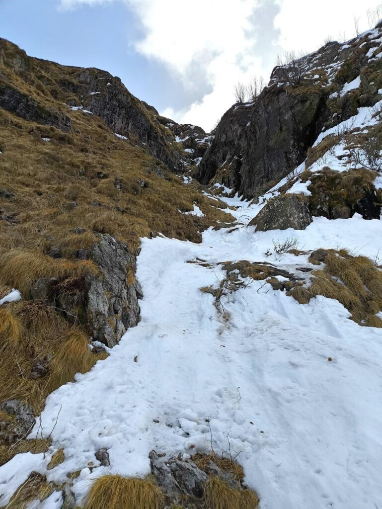 Il canale si reimmette fra le rocce, ma la valanga ha portato via quasi tutta la neve e il ghiaccio!