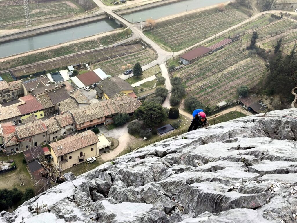 Andrea in uscita dal Cappuccio del Fungo e sotto di noi le casette di Tessari