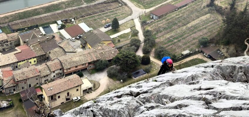 Andrea in uscita dalla via Pinamonti