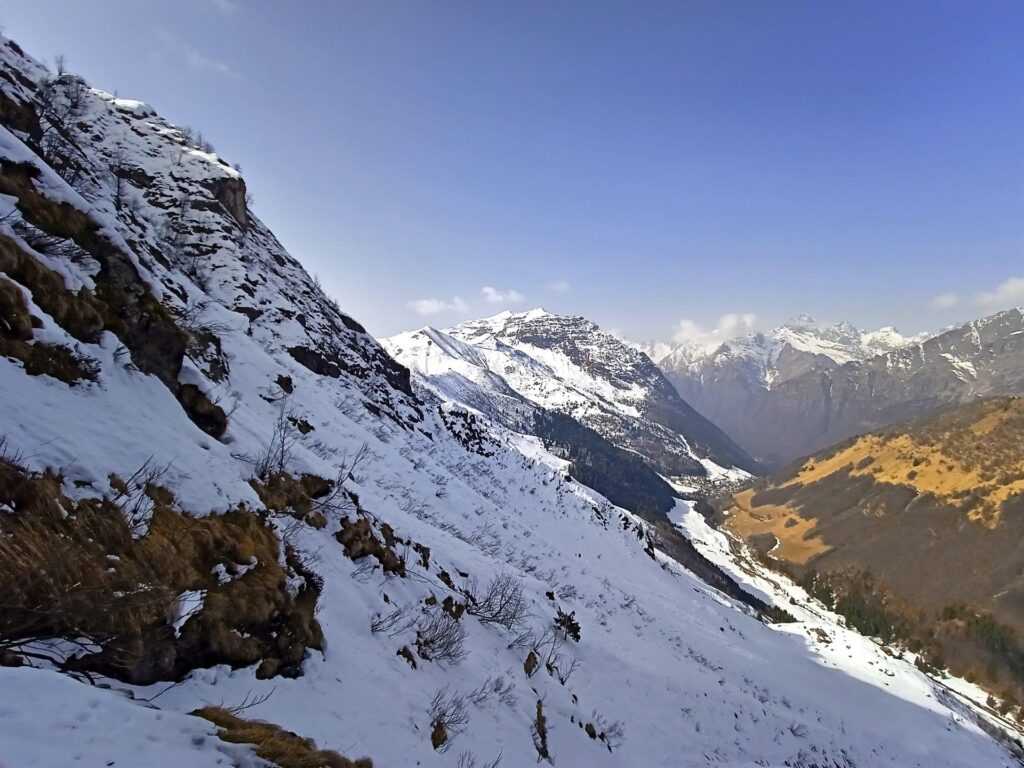 Un'occhiata verso Lizzola, prima di sparire di nuovo fra le rocce