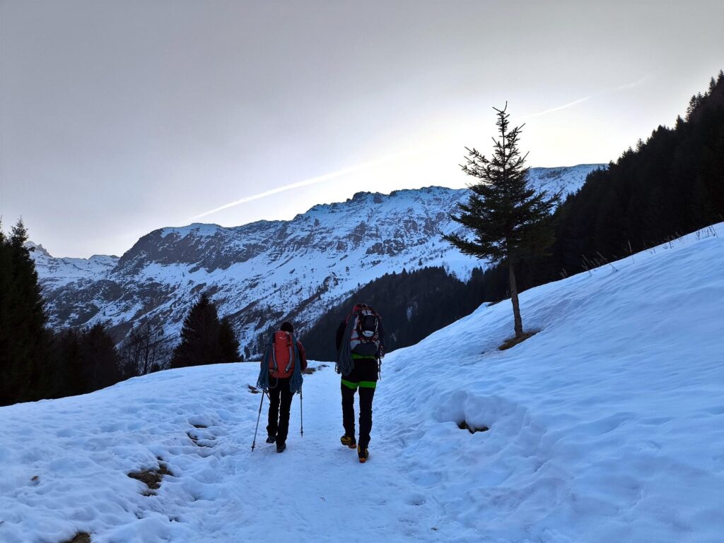 Dopo pochi minuti, arriviamo in vista dalla parete nord del Sasna sulla quale sono possibili diversi itinerari