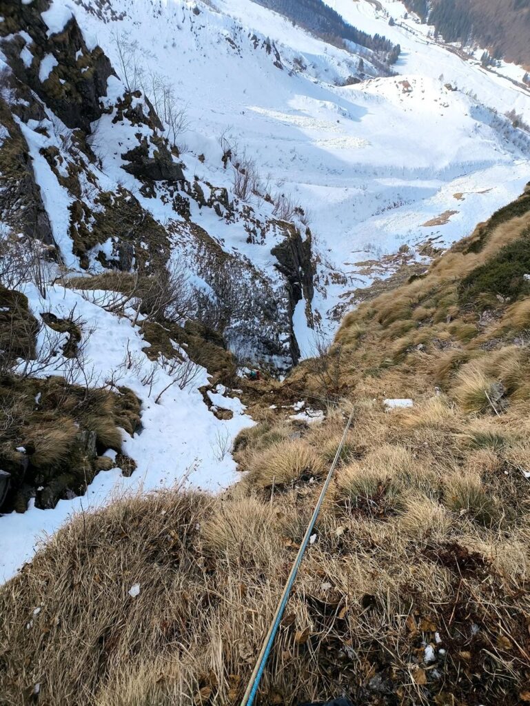 Dopo 50 metri orribili e quasi del tutto improteggibili, Gab fa sosta su un micro albero e fa salire il gruppo