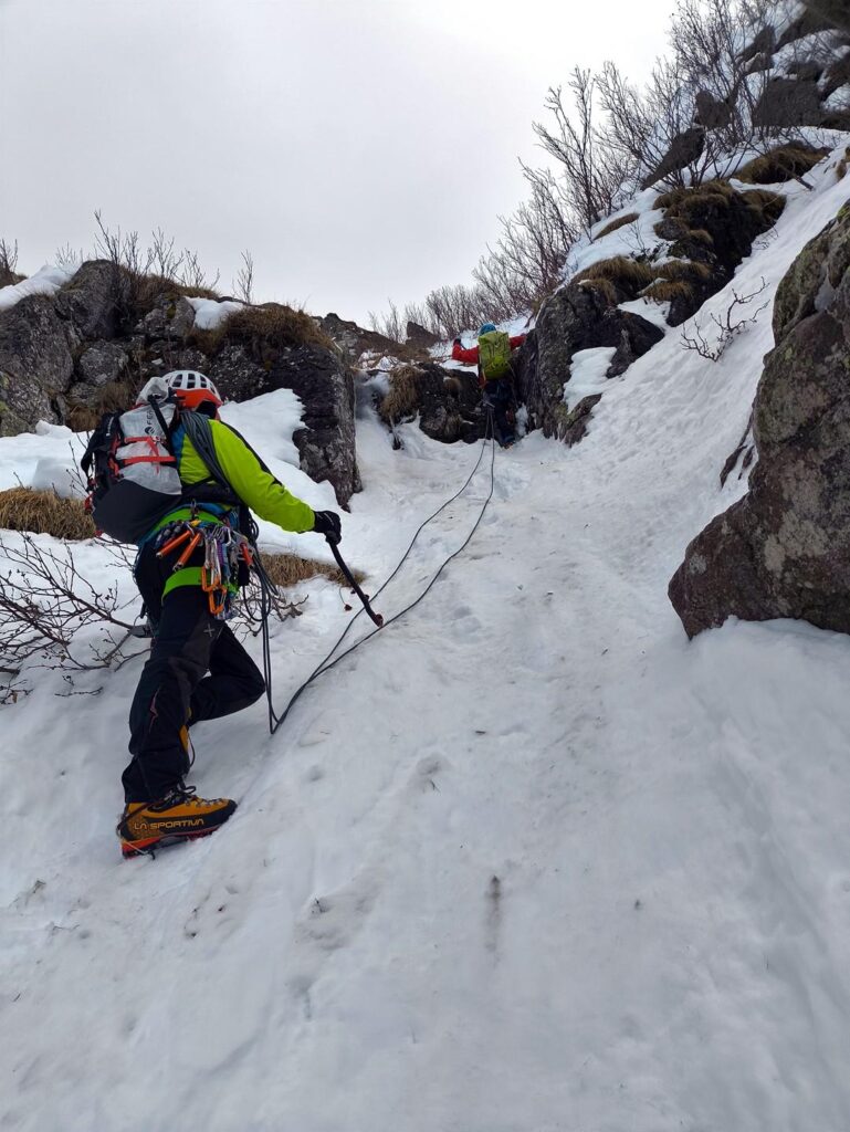 Usciti dal brutto tratto scoperto, proseguiamo nel canale innevato per gli ultimi 200 metri