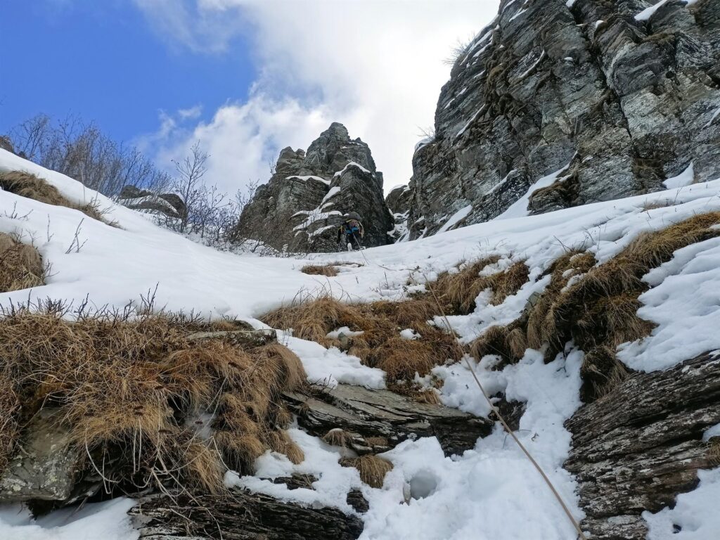 Gab verso l'uscita che si pu&ograve; fare sia a destra sia a sinistra dell'ultimo sperone roccioso