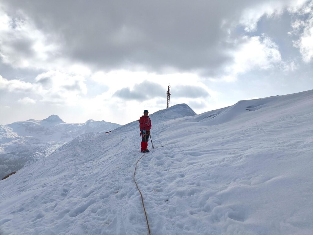 Erica in cresta, a pochi metri dalla croce del Sasna