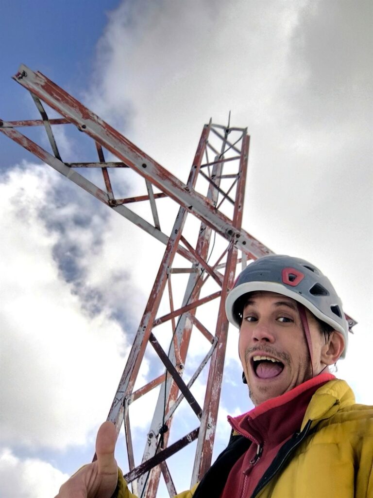 Selfie di Gab con la croce del Sasna