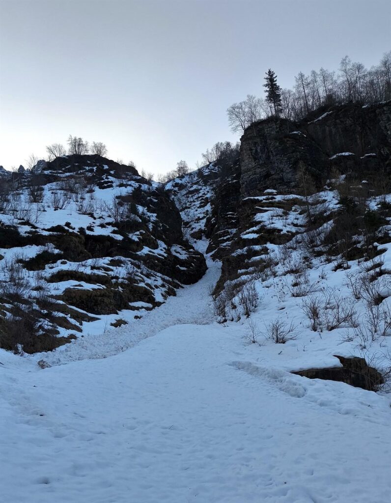 L'attacco del canale centrale. Si vede subito che ha gi&agrave; slavinato, cosa che ci fa stare pi&ugrave; tranquilli
