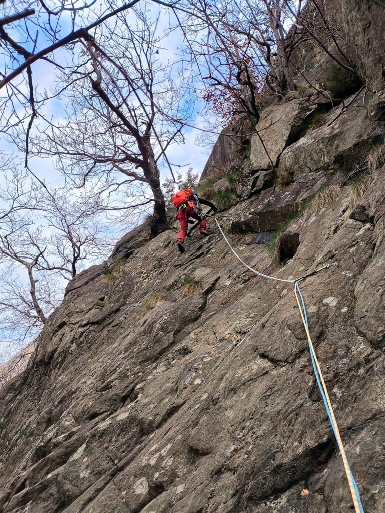 primo tiro di acclimatamento con la roccia... è tanto che non toccavamo lo gneiss! primo tiro di acclimatamento con la roccia... è tanto che non toccavamo lo gneiss!