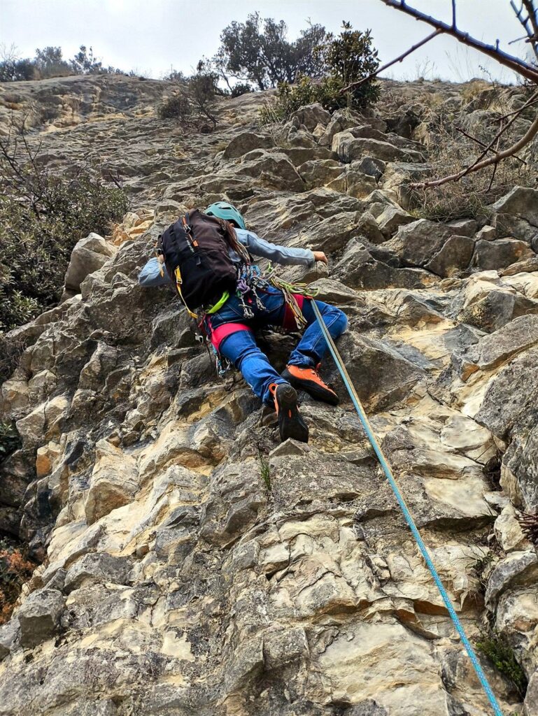 primo tiro della via, con primo passettino in lieve aggetto