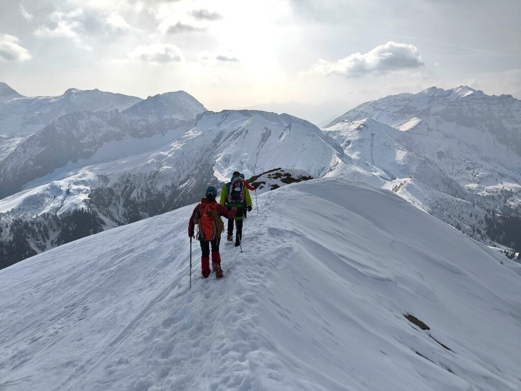Dopo qualche minuto di riposo, seguiamo la cresta verso ovest per iniziare la discesa