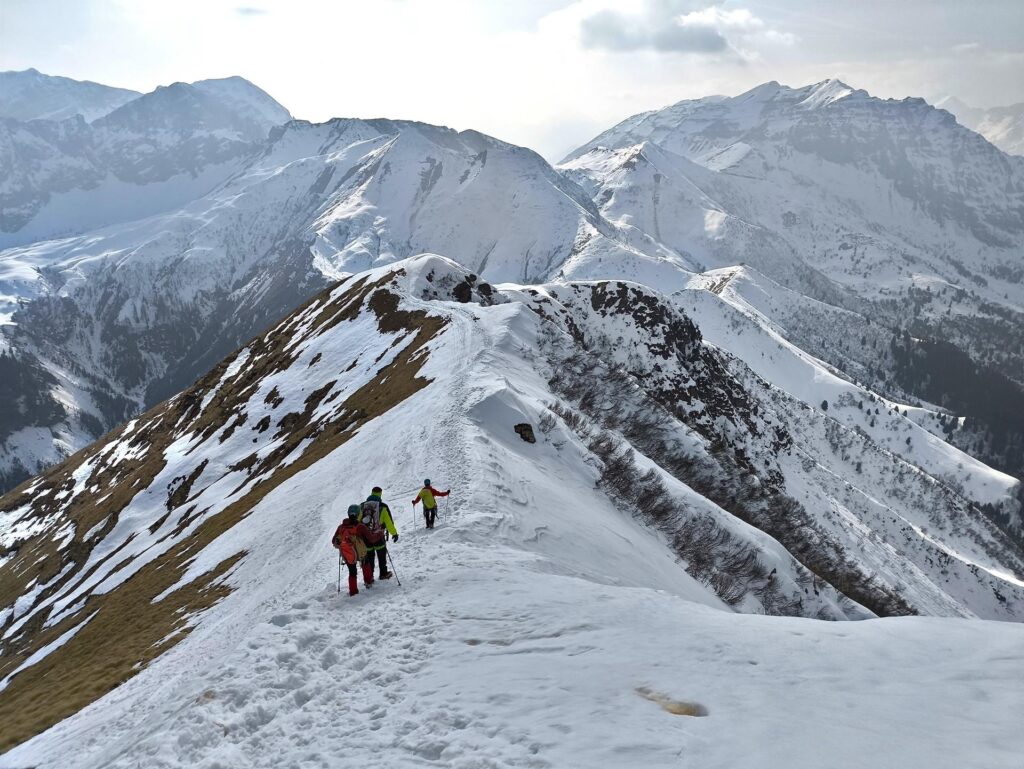 Lungo la cresta, che &egrave; fatta di piccoli sali scendi