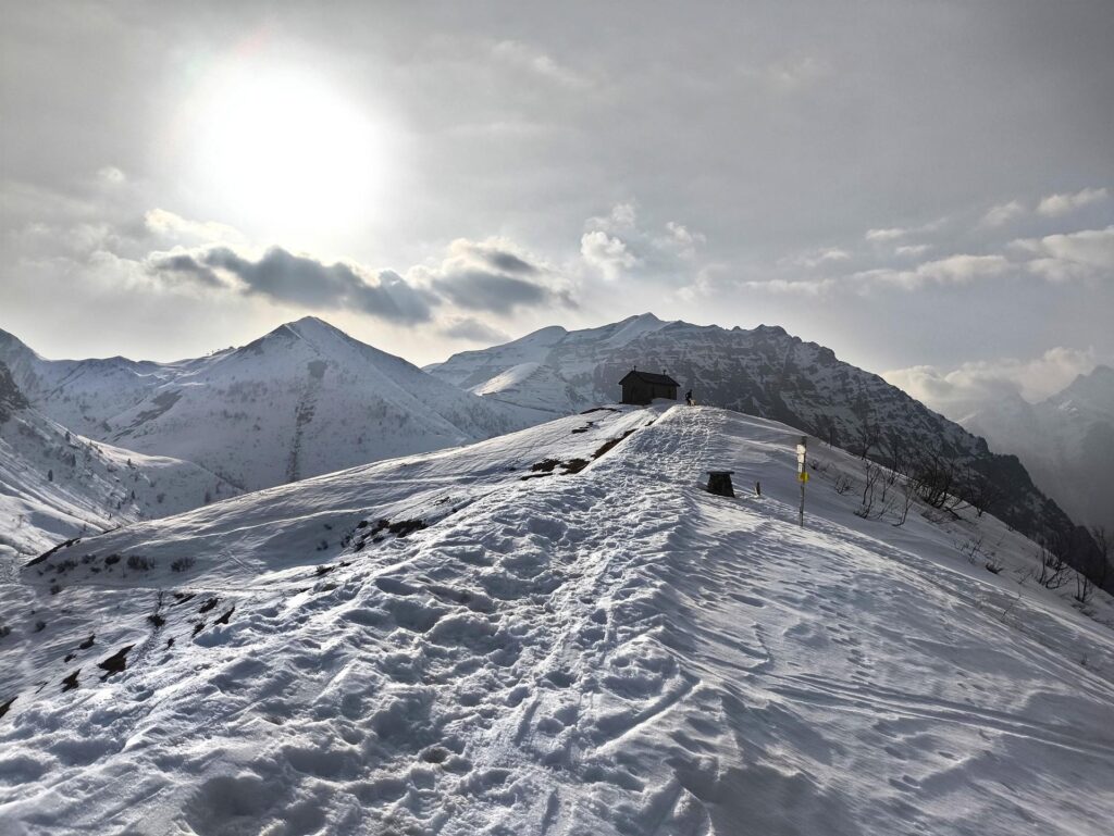 Pochi metri prima della Cappella della Manina, si stacca il sentiero che riporta verso Lizzola