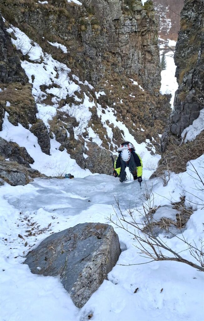Dani in risalita sul primo muretto di ghiaccio