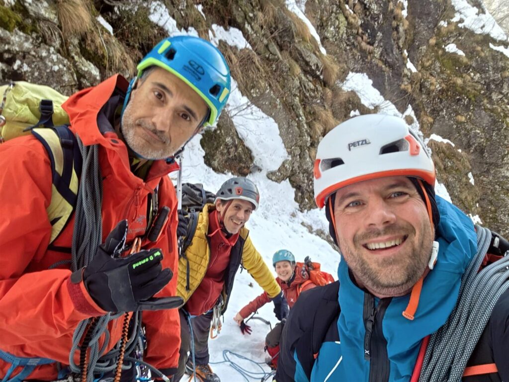 Il gruppetto in preparazione delle due cordate per la conserva