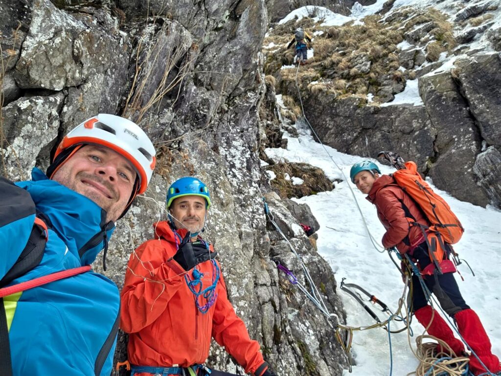 Il gruppo in attesa del proprio turno mentre Gab cerca una strada percorribile