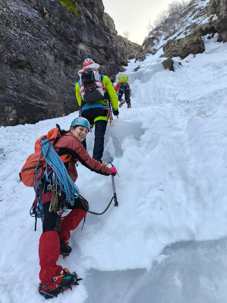 Dopo pochi metri di canale, iniziano i primi saltini di ghiaccio. Decidiamo di preparare la conserva