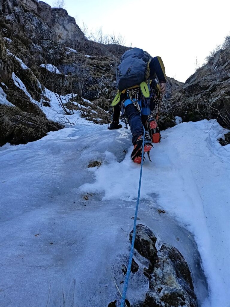 Gab sul primo saltino. Essendo in conserva, mettiamo anche una vite su ogni salto per sicurezza