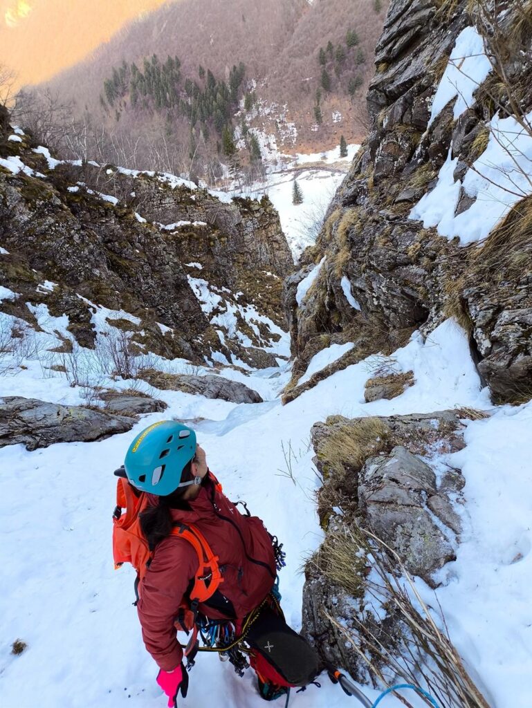 Erica guarda gi&ugrave; verso i saltini appena fatti